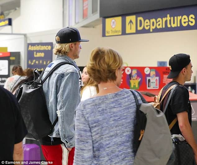 Thủ môn Liverpool đi du lịch sau trận đấu thảm họa ở Champions League